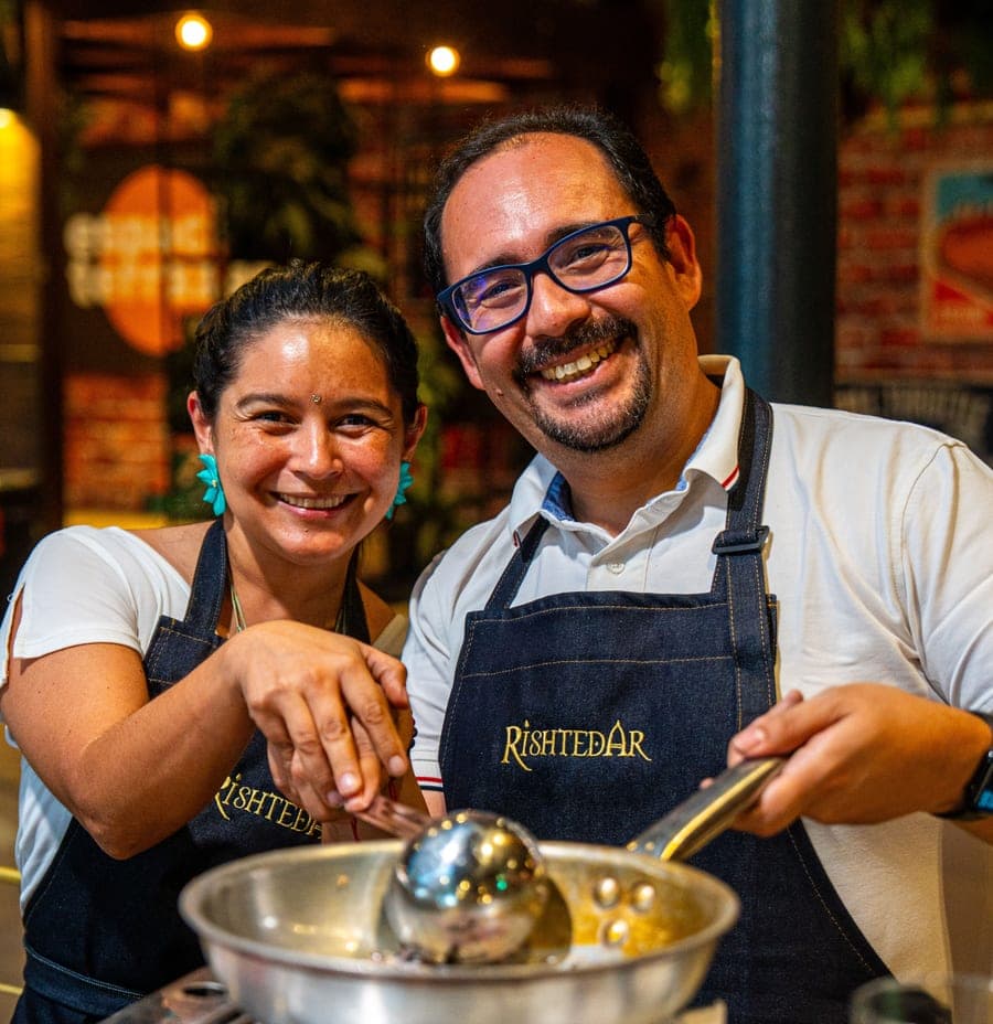Invitados junto al chef durante una edición de Masala Class